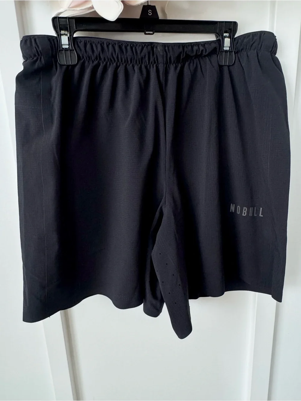 NOBULL MEN’S HYBRID 5” BLACK LINED RUNNING SHORTS SIZE MEDIUM